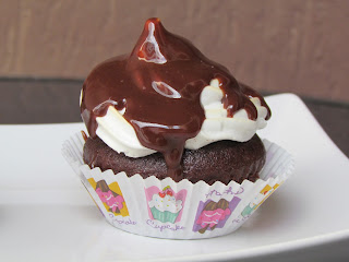 Briose cu dulceata de capsuni si bezea / Cupcakes with strawberry jam and meringue