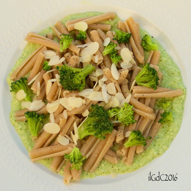 Caserecce integrali al pesto cremoso di broccoli e mandorle