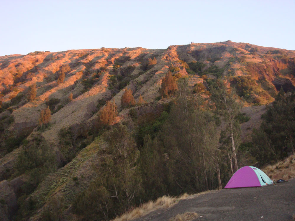 Pagi hari pukul 05, Pendakian saat menuju puncak tertinggi 3726 meter Gunung Rinjani Pagi hari pukul 05, Pendakian saat menuju puncak tertinggi 3726 meter Gunung Rinjani