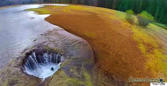 Lost Lake no Oregon sendo engolido por buraco gigante