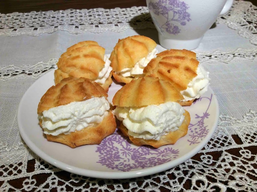 Sugerencia de presentación de leonesas rellenas de nata (crema de leche)