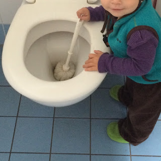 Kind putzt Toilette