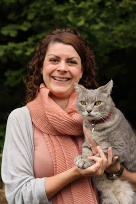 Training cats: Interview with Sarah Ellis about The Trainable Cat Dr Sarah Ellis with her cat Cosmos