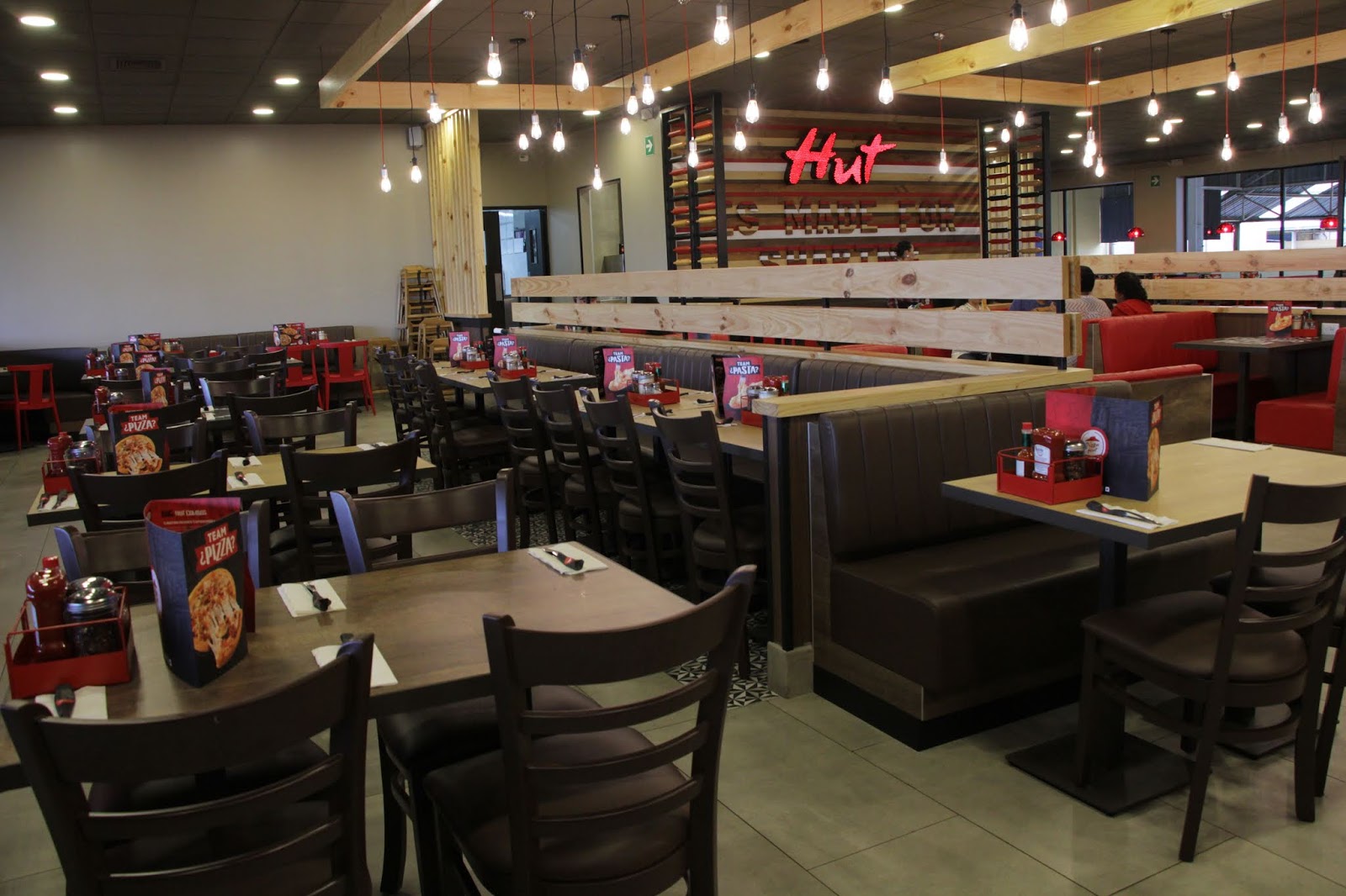 Pizza Hut renueva su imagen en Centro Comercial Bosques de San Nicolas