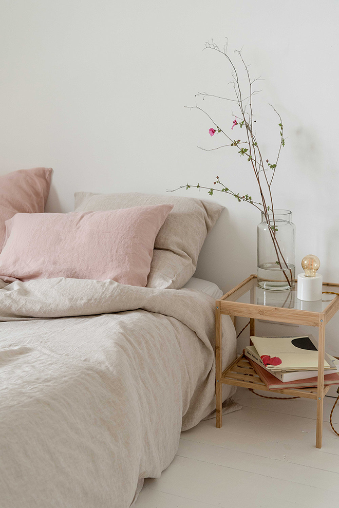 slaapkamer met roze beddengoed