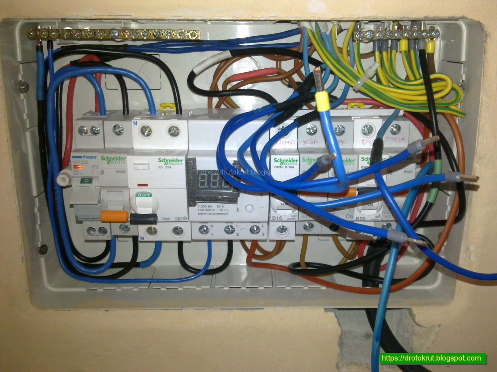 розетка под напряжением