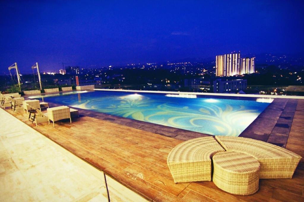 8 Hotel  di Bandung  dengan Kolam  Renang  Rooftop PaperKampung