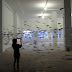 Instalación artística de aviones de papel.