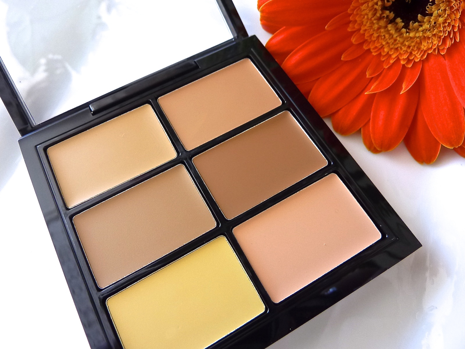 Palette correcteurs et anticernes medium de MAC / Pro conceal and correct palette Look Inside