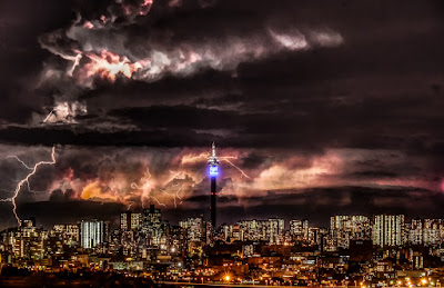 Блискавки над Йоганнесбургом (ПАР)