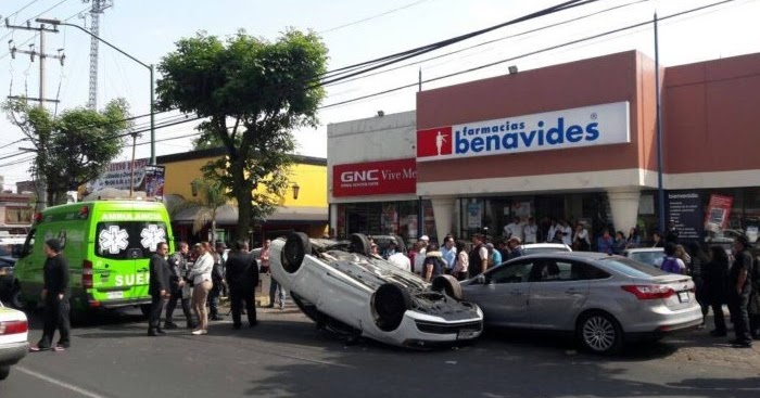 Choca, vuelca y se da a la fuga en centro de Toluca Choca, vuelca y se da a la fuga en centro de Toluca