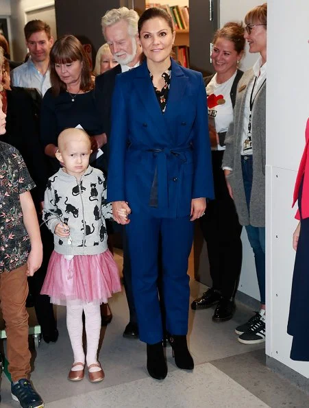 Crown Princess Victoria's Children and Youth Hospital. Erdem x H&M floral blouse Af Klingberg boots, Valentino shoulder bag