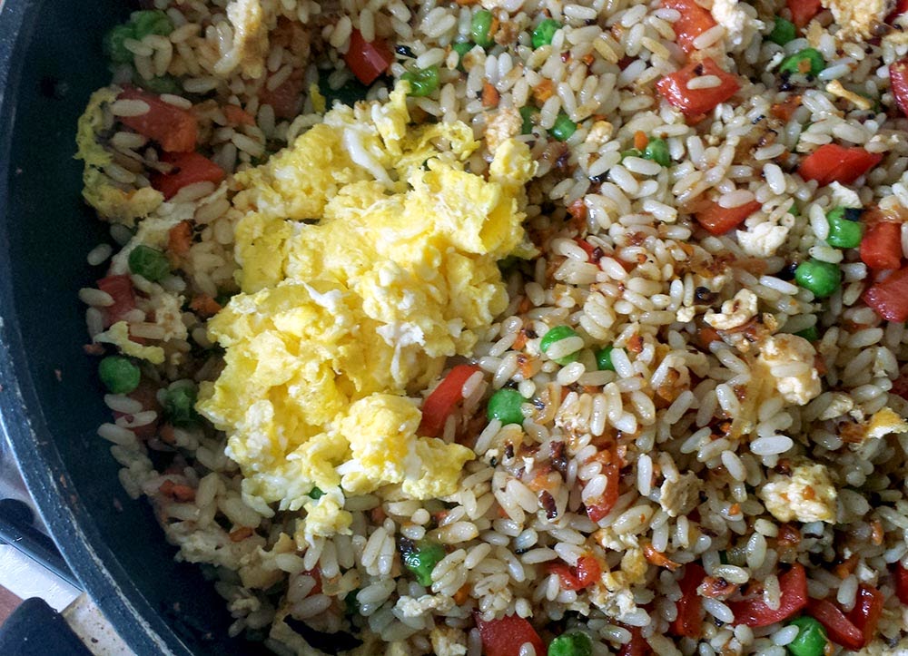 Запеченный рис с овощами. Жареный рис с овощами. Рис с яйцом. Рис с овощами и яйцом. Жареный рис с овощами и яйцом.
