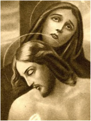 La Virgen sostiene a Jesus descendido de la Cruz.