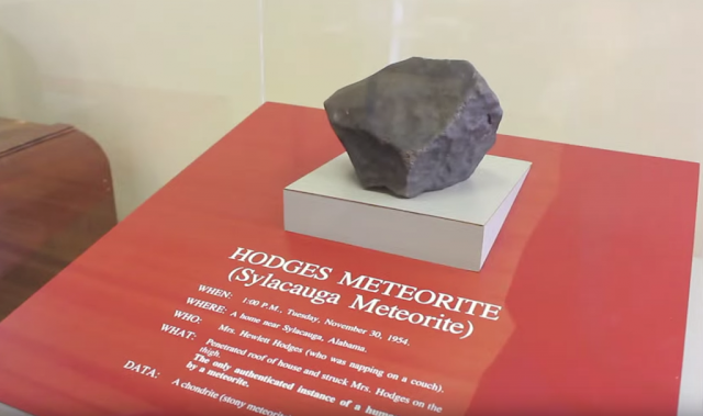 Метеорит Ходжес на выставке в Музее естественной истории Университета Алабамы.