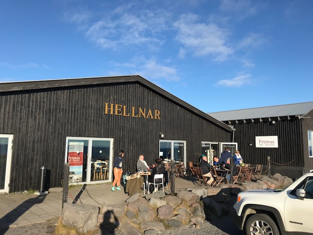 アイスランドの洞窟から南下、ヘルナー・プリマス・カフィへ行く
