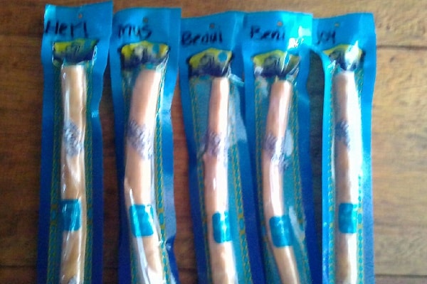 Bebarap siwak yang masih didalam plastik pembungkus, yang mana menurut peneliti bagus untuk kesehatan Bebarap siwak yang masih didalam plastik pembungkus, yang mana menurut peneliti bagus untuk kesehatan