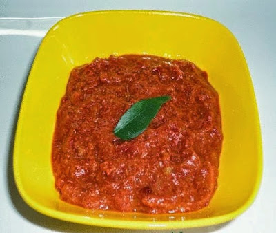 Tomato raisin chutney in a serving bowl