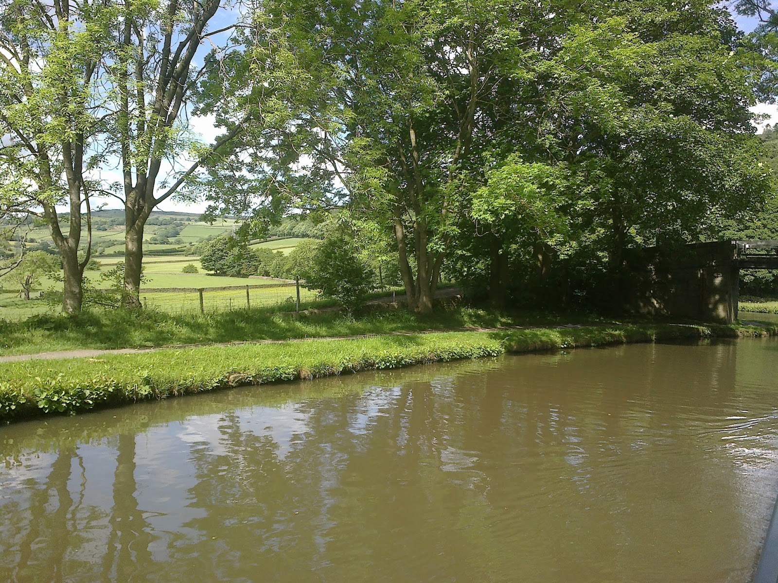 Narrowboat Ellis Wakefield to Skipton...Apperley Bridge Silsden (Bingley 5 rise staircase)