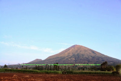 Foto Gunung Sindoro dari tugu batas Kabupaten Temanggung dengan Wonosobo. Foto Gunung Sindoro dari tugu batas Kabupaten Temanggung dengan Wonosobo.