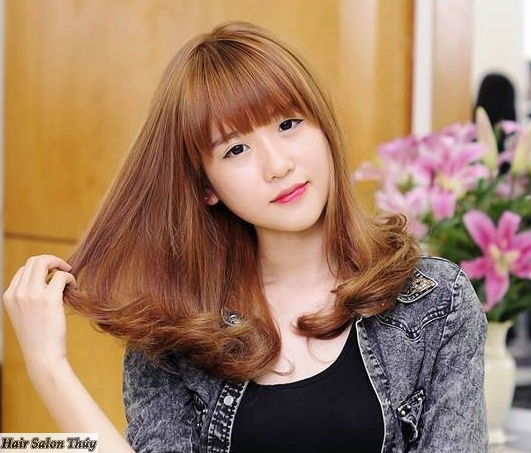 tóc mái bằng uốn phồng hoặc xoăn đuôi tóc