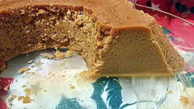 Corte del flan de huevo con dulce de leche