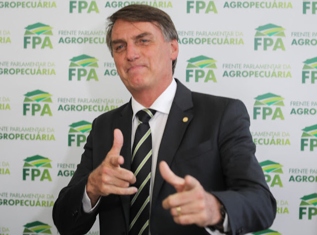 Bolsonaro assina decreto que facilita posse de armas