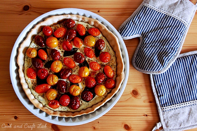 torta salata di ricotta profumata e pomodorini colorati