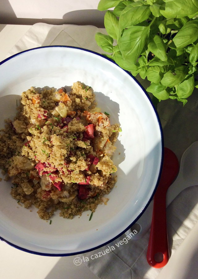Ensaladilla de invierno (quinoa, remolacha, calabaza, patata y mayonesa vegetal o veganesa)