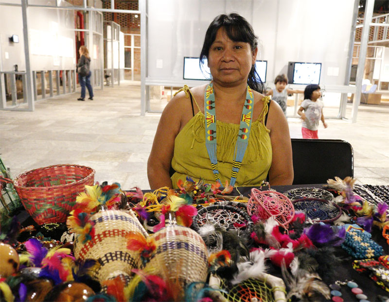 Artesã guarani jaraguense, Irene, no encontro Tepi. Foto: Marinaldo Gomes Pedrosa Artesã guarani jaraguense, Irene, no encontro Tepi. Foto: Marinaldo Gomes Pedrosa