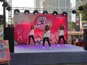 dancers at Chotef (周大发) promotion for Singles Day in Zhongshan