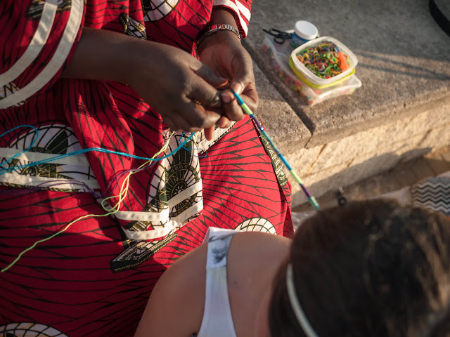 Haciéndose una trenza de hilos de colores