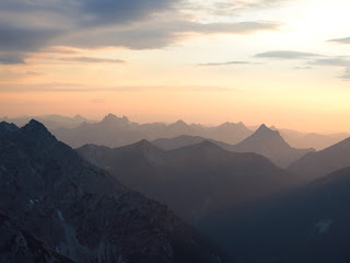 Wunderbare Stimmung am Gipfel: Fernsicht richtung Allgäu