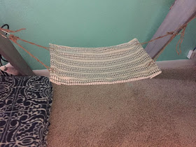 The Dabbling Crafter: DIY Sunday: DIY Foot [Under Desk] Hammock