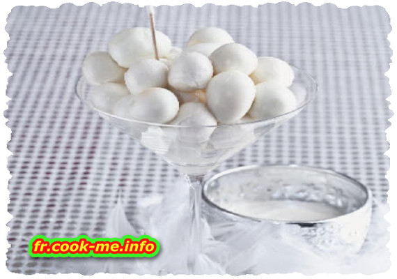 Cocktail de mozzarella et d’œufs de caille, sauce au raifort Cocktail de mozzarella et d’œufs de caille, sauce au raifort