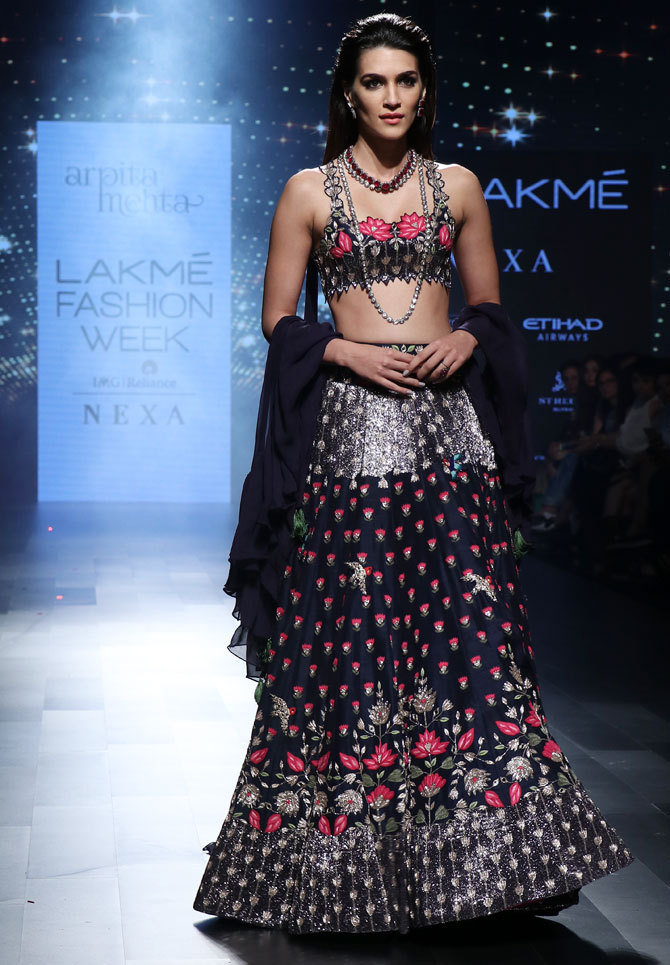 Kriti Sanon, Preity Zinta, Disha Patani, Aditi Rao Hydari, Diana Penty Super Hot Stills From Lakme Fashion Week 2017