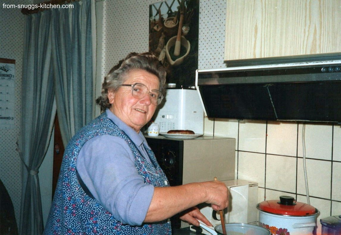 Kindheitserinnerungen - Oma beim Kochen