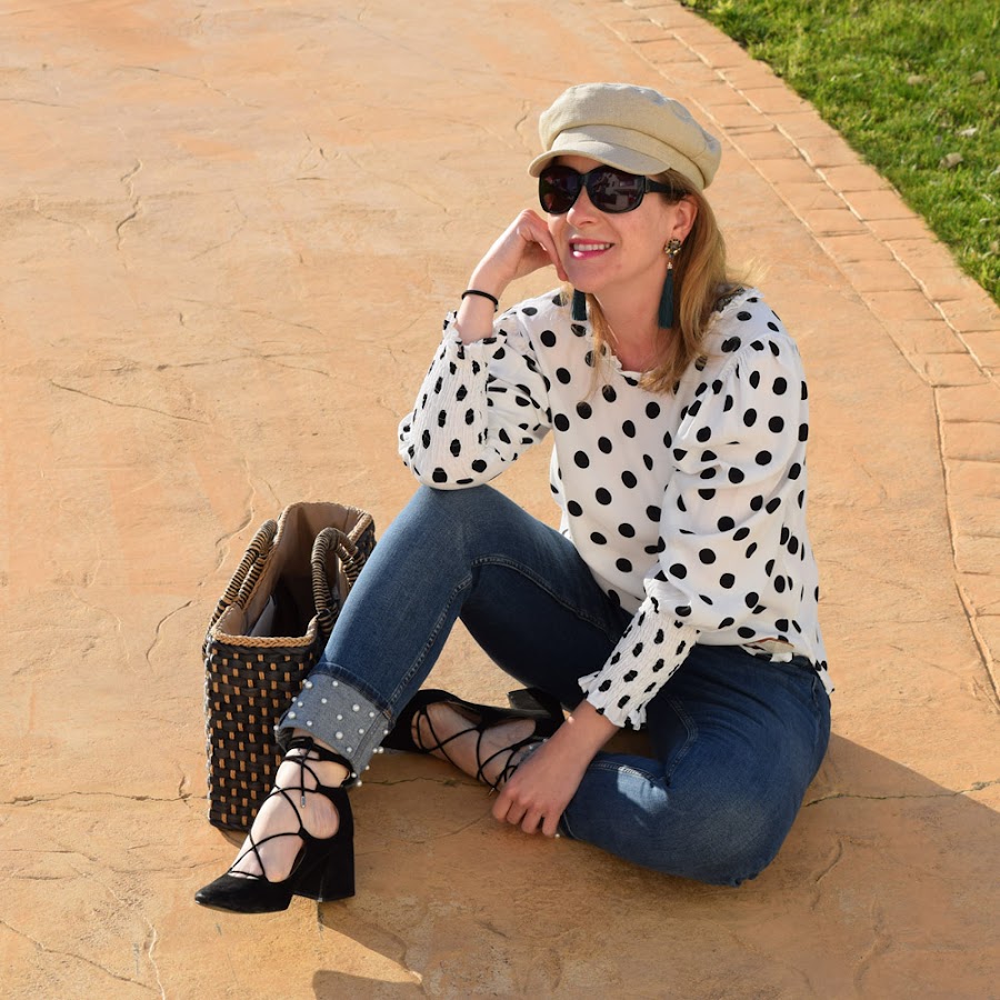 Cómo combinar una blusa de lunares