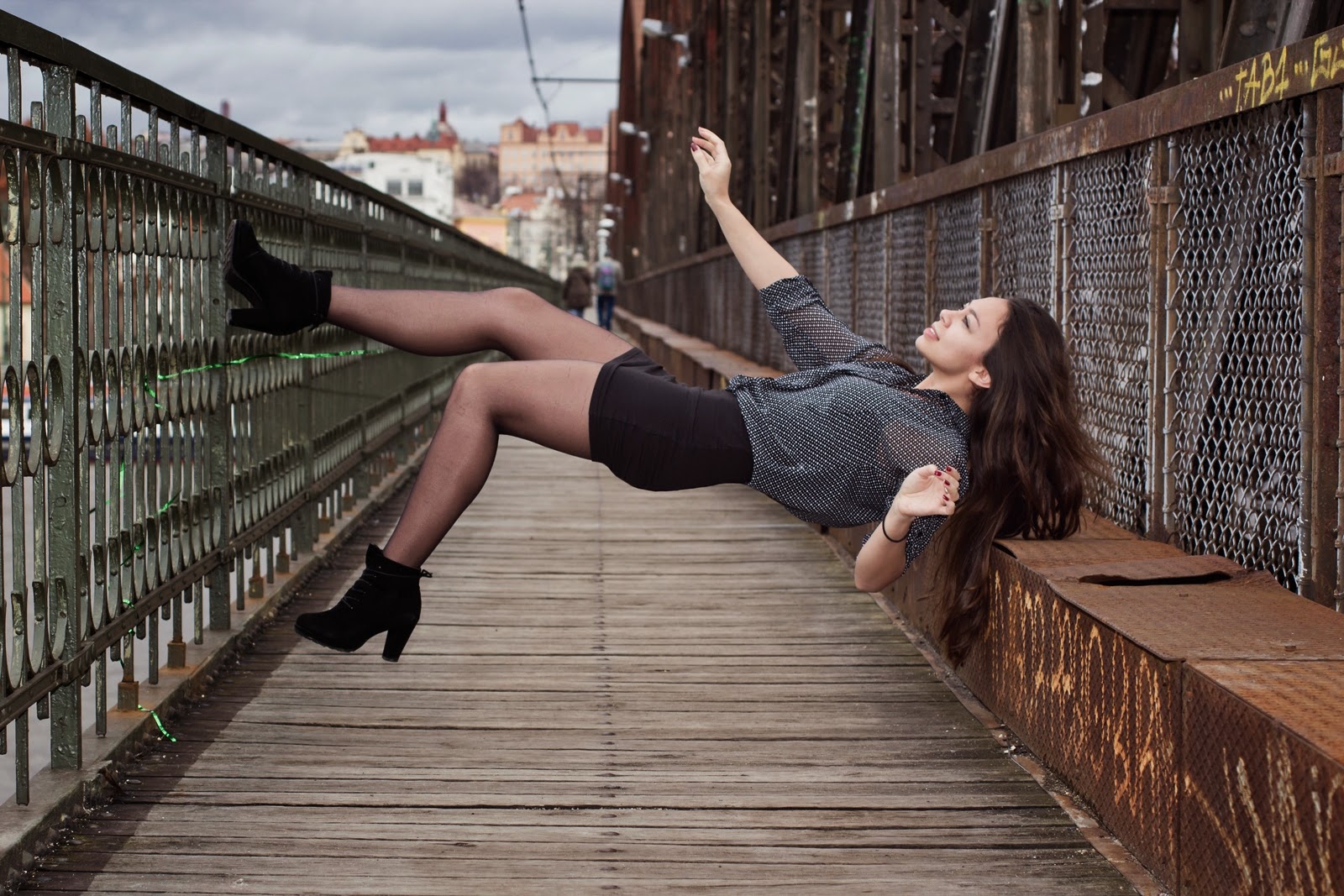 Драматично падает. The upside of falling. Falling of her. Штабелями падают. Falling of her.