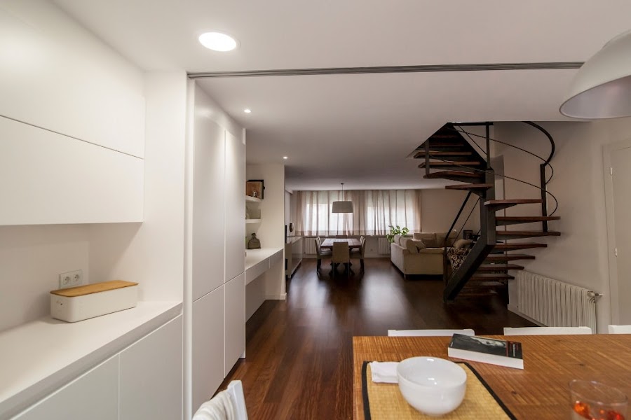 cocinas-blancas-con-mesa-madera-santos-clysa