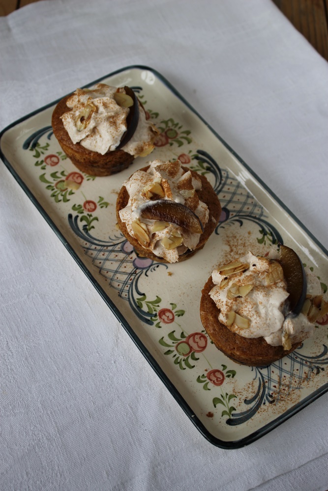 Zwetschgen-Muffins mit Zimtsahne und Ahorn-Mandel-Crunch