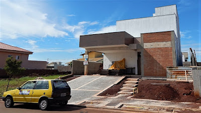 A responsabilidade com questões ambientais também se fez presente neste projeto, com a adoção de uma cisterna para coleta e aproveitamento das águas das chuvas, disposta sob o jardim frontal da casa. A responsabilidade com questões ambientais também se fez presente neste projeto, com a adoção de uma cisterna para coleta e aproveitamento das águas das chuvas, disposta sob o jardim frontal da casa.