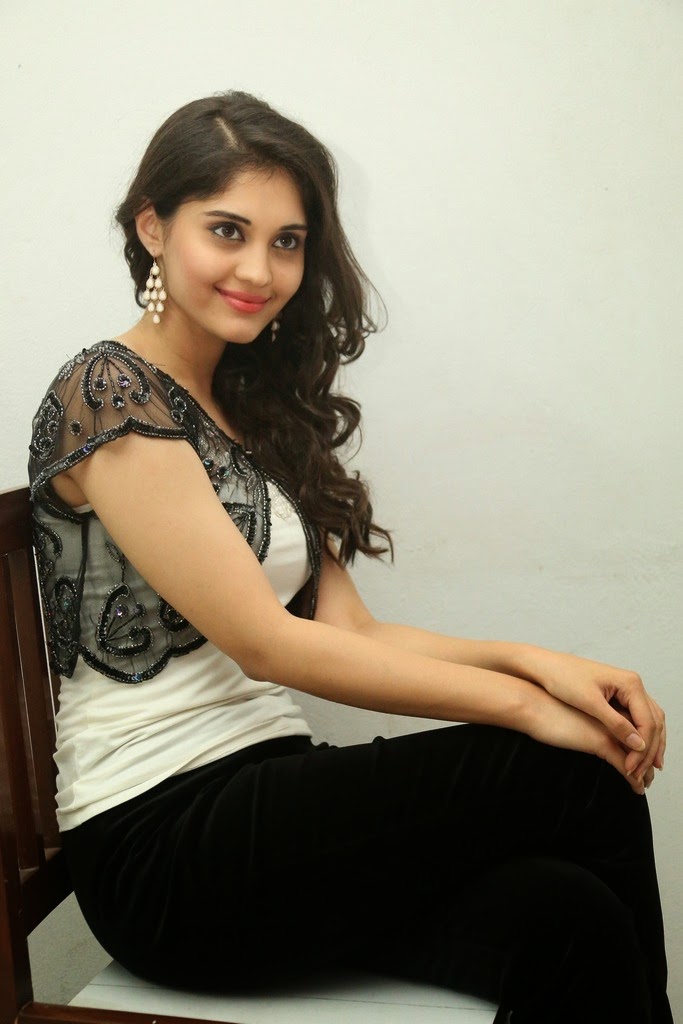 [Image: Actress-Surabhi-Latest-Photos-in-Jeans-a...ext-25.JPG]