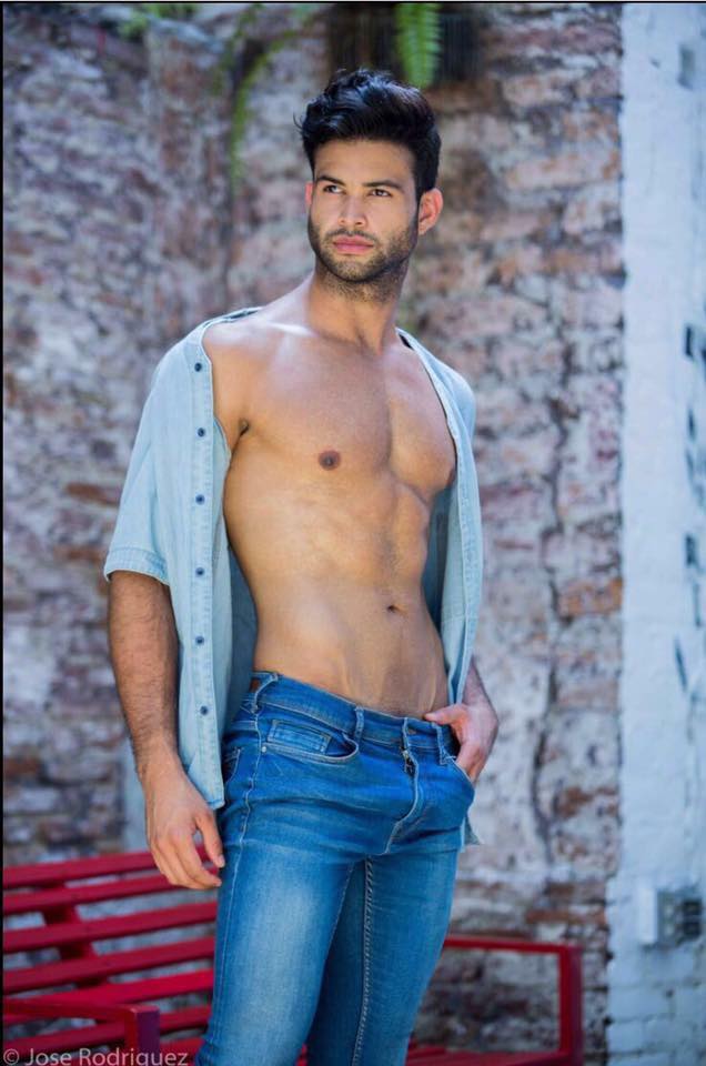 Man Central: Alejandro Martinez: Shirtless