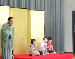 三遊亭楽春の学校での講演会(落語鑑賞会)の落語体験コーナーの風景です。 三遊亭楽春の学校での講演会(落語鑑賞会)の落語体験コーナーの風景です。