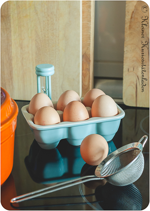 Zubehör: Kochtopf, legefrische Eier, Eieruhr, kleines Sieb oder Schaumkelle