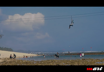 Sarana Flying Fox di Pantai Balekambang Di Pantai Balekambang saat ini sudah ada sarana flying fox. Anda bisa meluncur dari pulau Ismoyo menuju pantai melewati atas air laut.