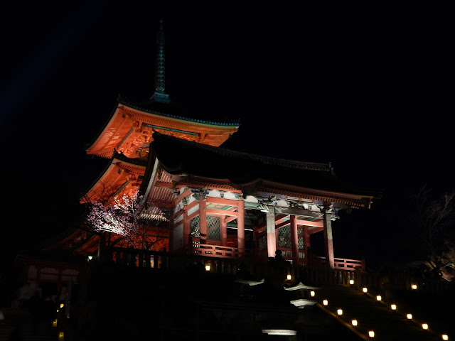 El Kiyozumidera iluminado, un espectáculo que vale la pena El Kiyozumidera con su iluminación nocturna