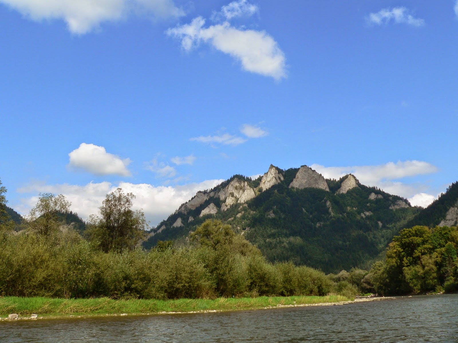 Zamieszczona Obok Fotografia Została Wykonana W Pobliżu Skał Trzy świnki Wśród pienińskich skał górujących nad Dunajcem: Trzy Korony - Z