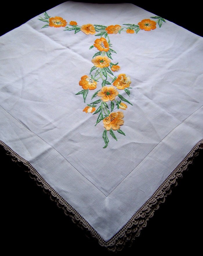 THE ANTIQUE LINEN CUPBOARD Expert needlework skills embroidery